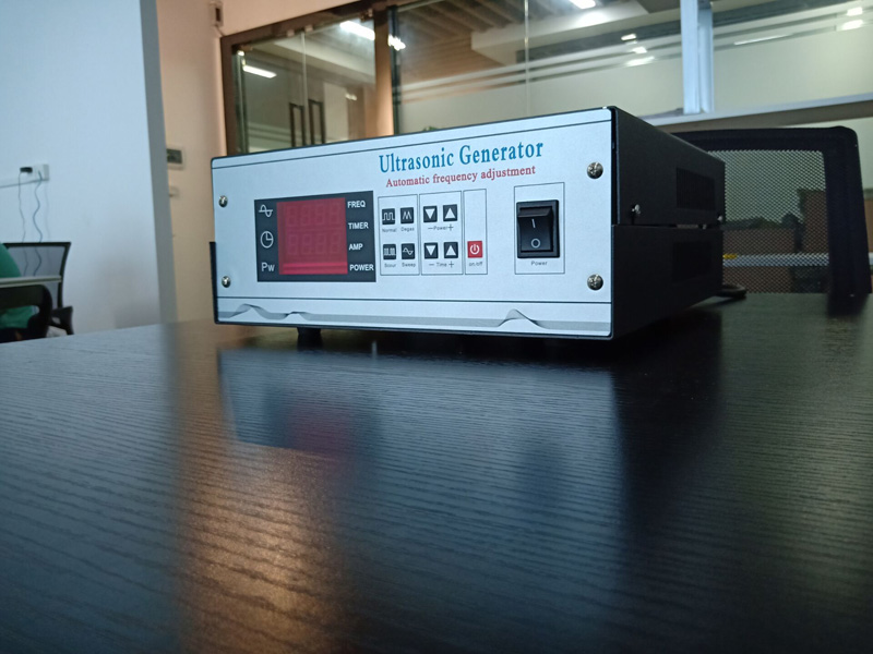 Pulse ultrasonic generator