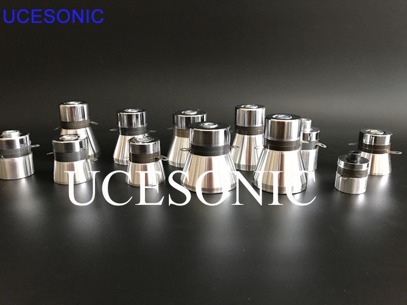 用不同压电陶瓷材料换能器的比较说明 1.1压电陶瓷材料的比较: 1.1.1 黄色晶片为 P8 系列(按国家部颁标准分类,下同)大功率压电陶瓷材料,具有发热量低,强场损耗小,热稳定性好的优点,一般适用于大功率超声发射,如超声焊接、大功率清洗等。 1.1.2 黑色晶片为 P4 系列压电陶瓷材料,具有高介电常数,高机电耦合系数等的优点,一般适用于中等功率的超声波应用,如清洗或收发用传感器等。而我公司采用的黑色晶片与传统 P4 系列相比更具有高的热稳定性、高的居里温度( Tc=340℃ )和高的机电品质因素等优点 . 1.2 不同材料组装成换能器的比较: 1.2.1 黄色晶片组装的换能器电容量变化绝对值低,强场损耗小,因而相对于相同的驱动线路而言,发热量低、驱动稳定。水花表现为对清洗负载变化稳定,冲击大,属中规中矩型。 1.2.2 黑色晶片的换能器机电耦合系数高,居里温度高,因而电声转换效率高。且比其他采用一般 P4 系列的产品具有更高的稳定性和较高的耐温。水花表现为水柱高,空泡手感丰富,但对清洗负载变化灵敏度高。 1.2.3 使用场合(建议):高频(如 40K 以上)或小功率换能器( 60W 以下)采用黑色晶片组装的换能器,低频或大功率换能器采用黄色晶片组装的换能器。 用不同压电陶瓷材料换能器的比较说明 1.1压电陶瓷材料的比较: 1.1.1 黄色晶片为 P8 系列(按国家部颁标准分类,下同)大功率压电陶瓷材料,具有发热量低,强场损耗小,热稳定性好的优点,一般适用于大功率超声发射,如超声焊接、大功率清洗等。 1.1.2 黑色晶片为 P4 系列压电陶瓷材料,具有高介电常数,高机电耦合系数等的优点,一般适用于中等功率的超声波应用,如清洗或收发用传感器等。而我公司采用的黑色晶片与传统 P4 系列相比更具有高的热稳定性、高的居里温度( Tc=340℃ )和高的机电品质因素等优点 . 1.2 不同材料组装成换能器的比较: 1.2.1 黄色晶片组装的换能器电容量变化绝对值低,强场损耗小,因而相对于相同的驱动线路而言,发热量低、驱动稳定。水花表现为对清洗负载变化稳定,冲击大,属中规中矩型。 1.2.2 黑色晶片的换能器机电耦合系数高,居里温度高,因而电声转换效率高。且比其他采用一般 P4 系列的产品具有更高的稳定性和较高的耐温。水花表现为水柱高,空泡手感丰富,但对清洗负载变化灵敏度高。 1.2.3 使用场合(建议):高频(如 40K 以上)或小功率换能器( 60W 以下)采用黑色晶片组装的换能器,低频或大功率换能器采用黄色晶片组装的换能器。
