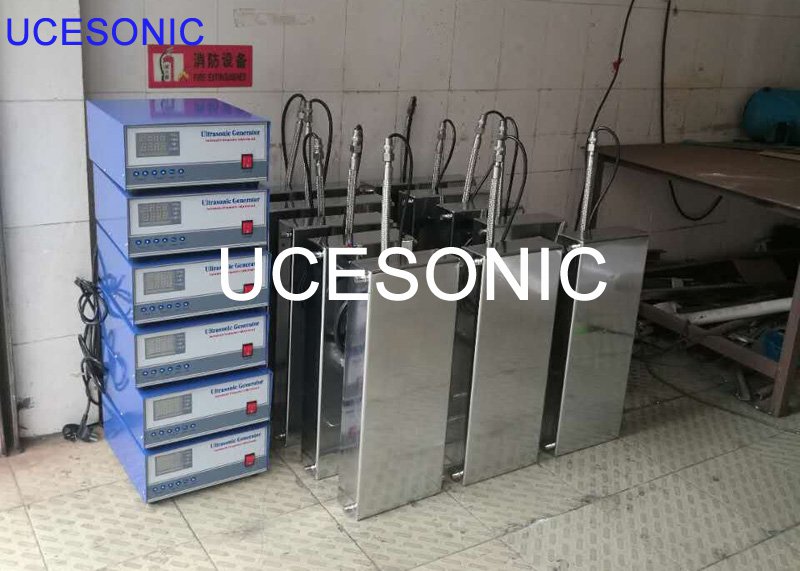 Submersible ultrasonic transducer with cleaning tank