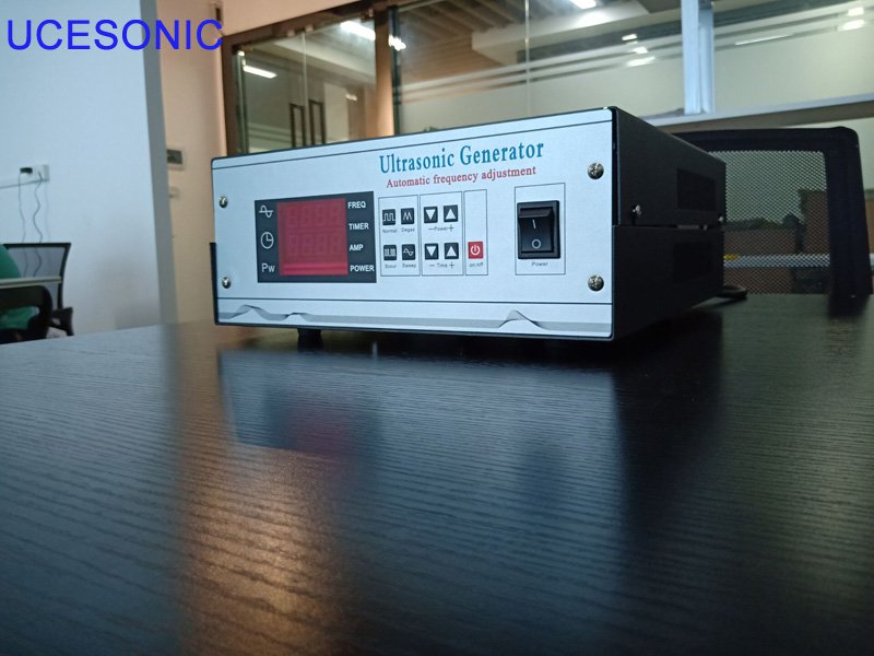 Impulsowy generator ultradźwiękowy